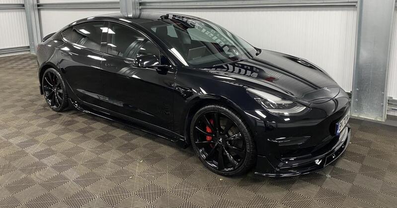 TESLA MODEL 3